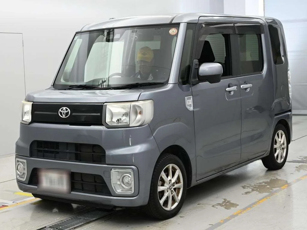 Toyota Pixis Mega LA700A 2019